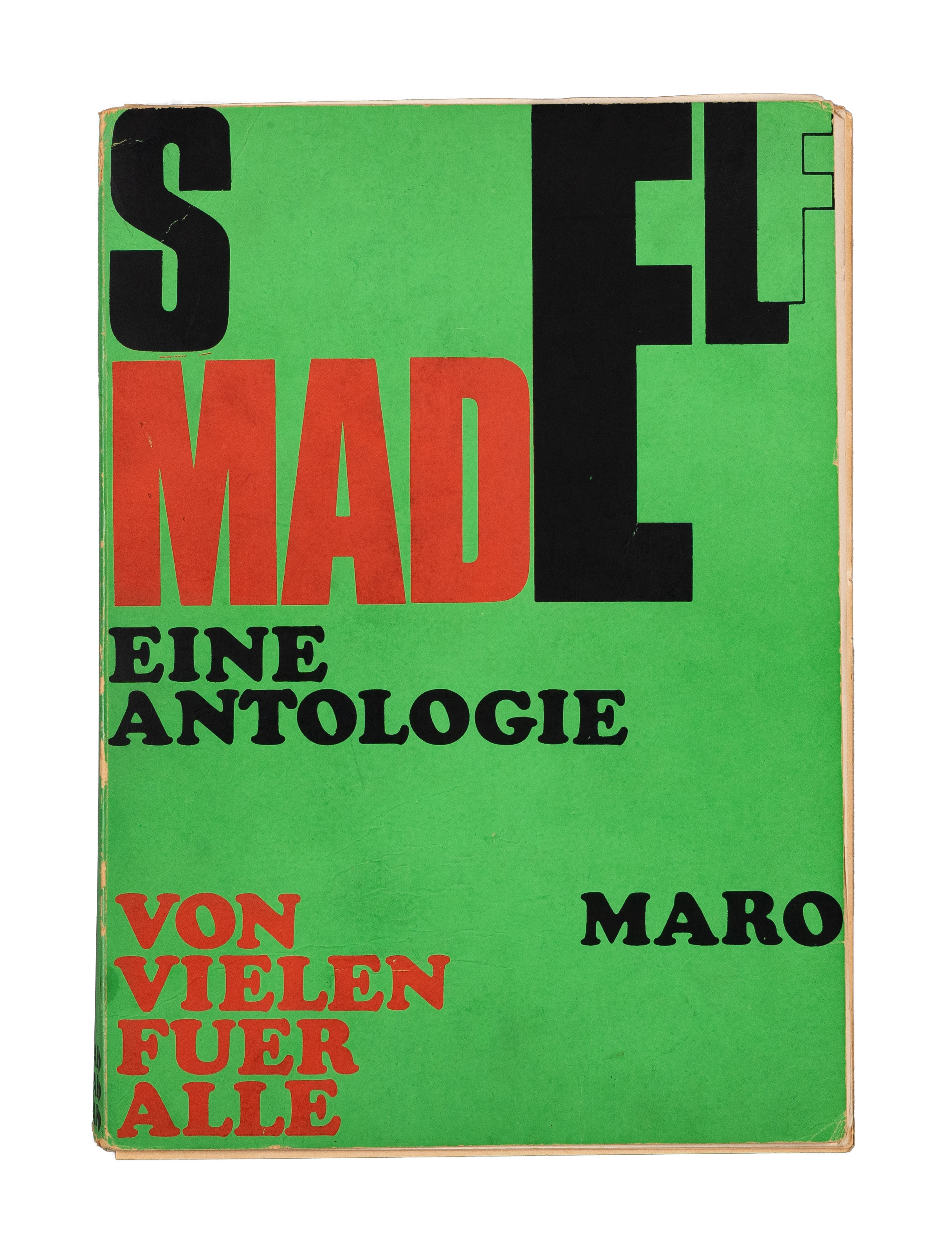 Rote und schwarze Schrift auf grünem Untergrund.