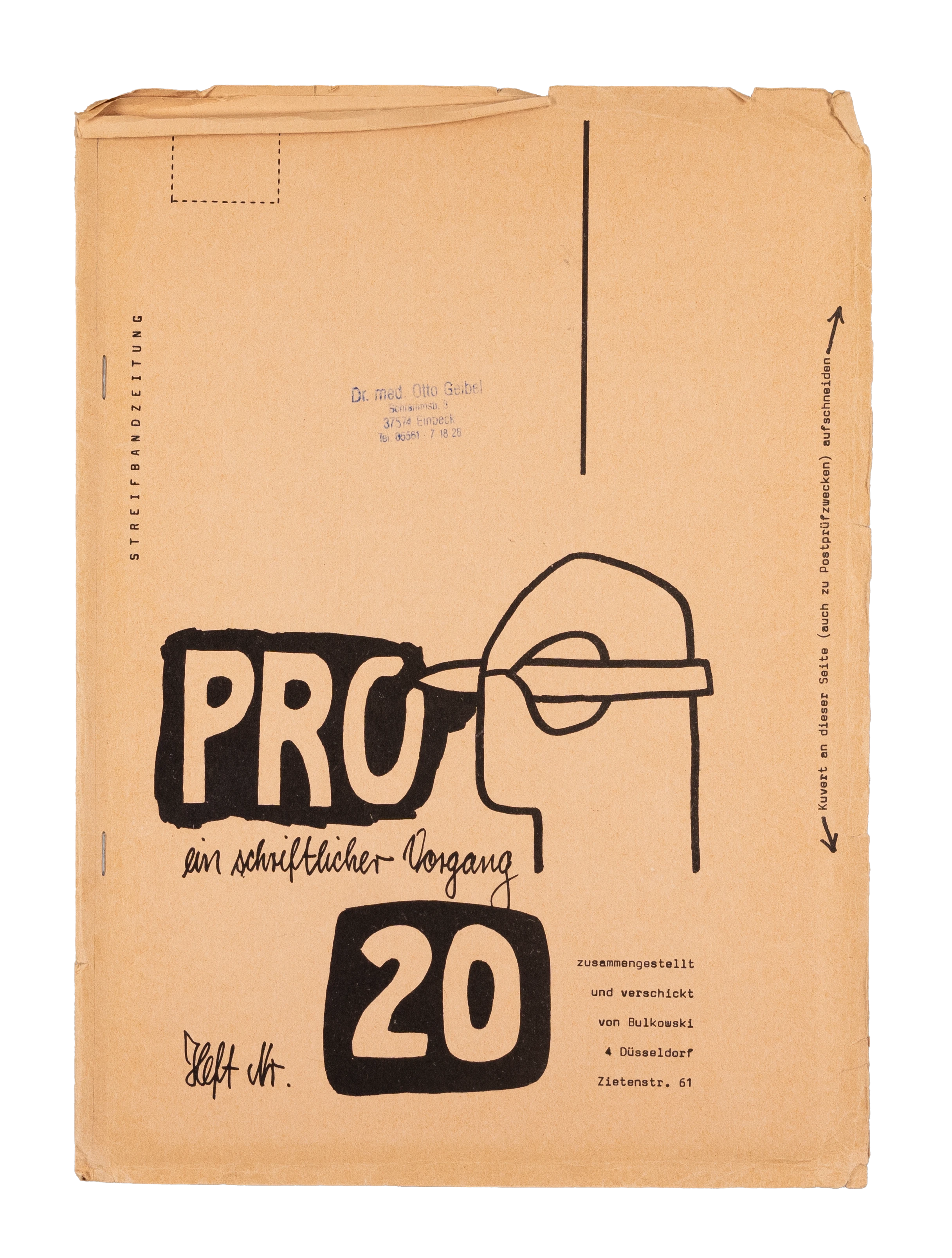 Dünne beige Pappe. Darauf ein von Hand geschriebener Titel und die Illustration einer Hand die einen Stift hält.